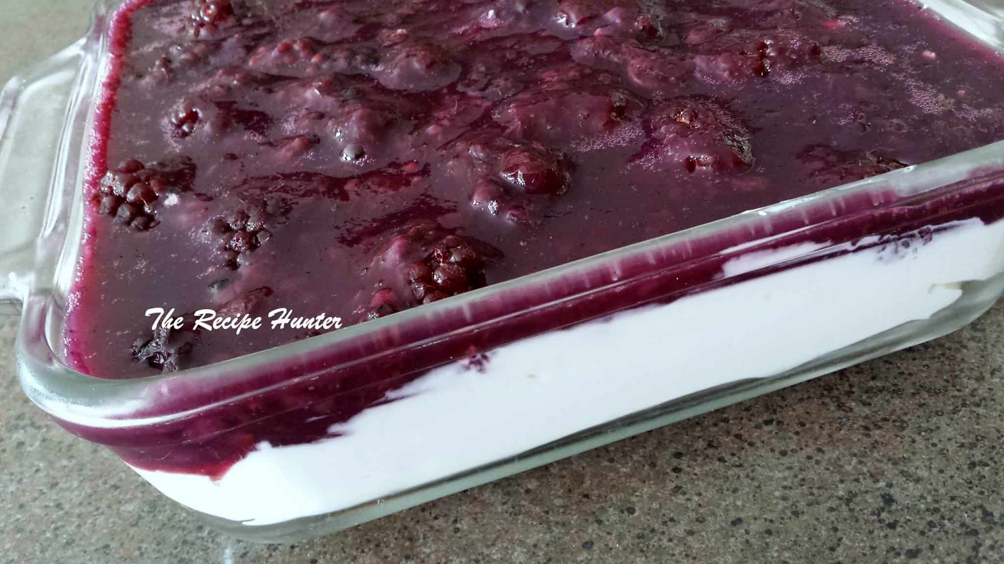 Easy unbaked Cheesecake with blue and Blackberry topping