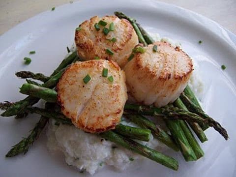 3 scallops on a bed of Cauliflower with asparagus