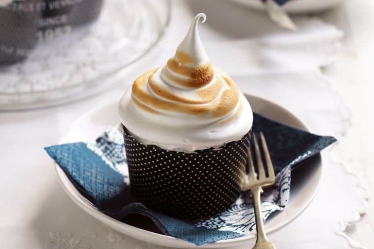 Coconut and lime meringue cupcakes