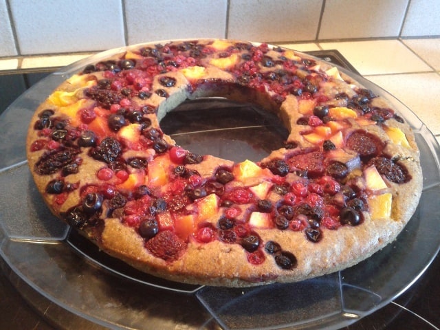 Red berry and mango crown cake