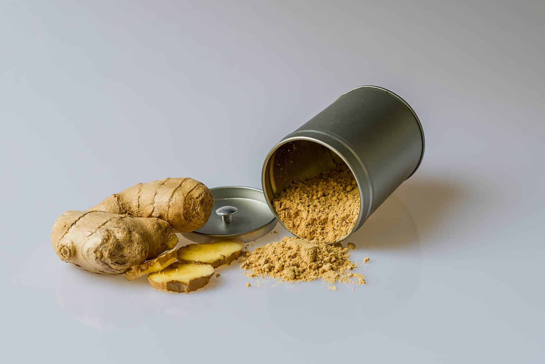 Fresh slices and ground ginger powder